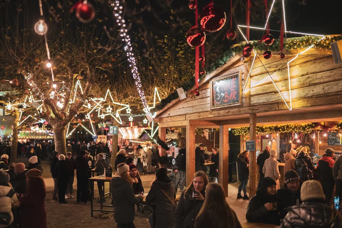 F&uuml;xle Bar im festlich beleuchteten Stadtgarten