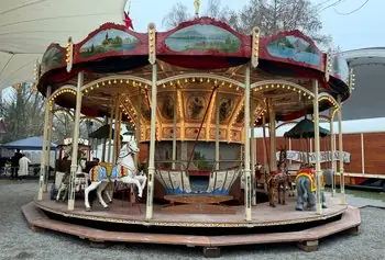 Historisches Karussell auf dem Weihnachtsmarkt am See