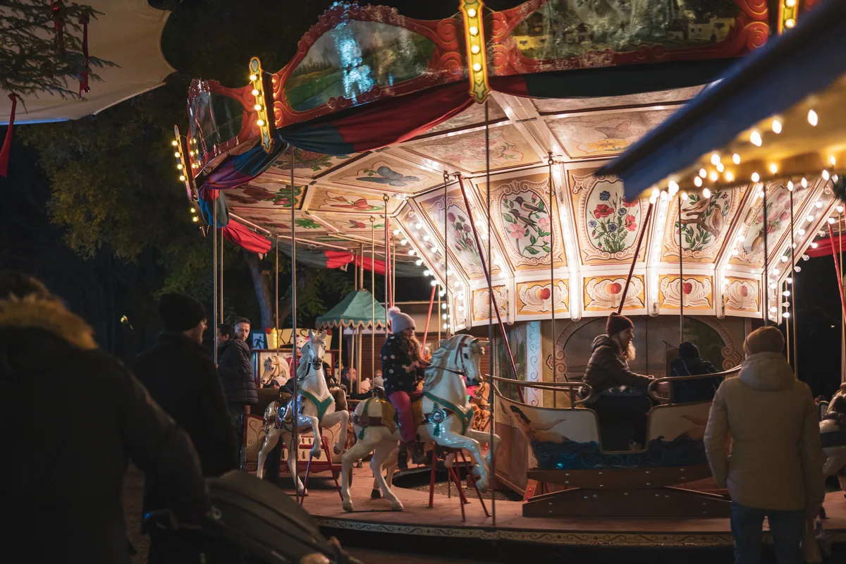 Historisches Pferdekarussell auf dem Weihnachtsmarkt am See