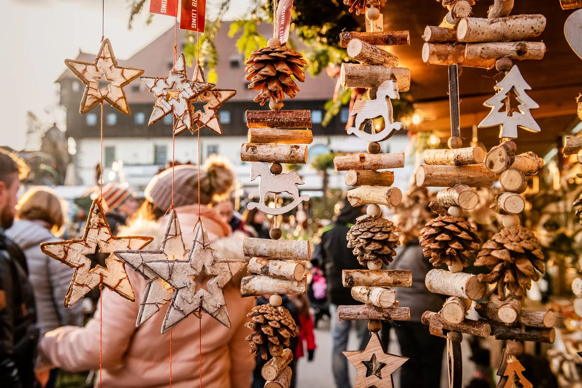 Handgefertigte Weihnachtsdekoration aus Naturmaterialien