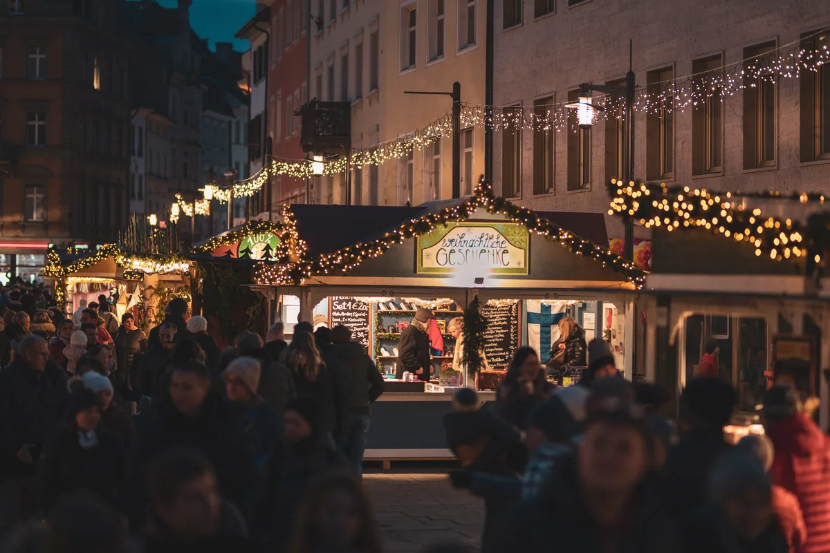 Festlich beleuchtete Marktst&auml;tte mit weihnachtlichen H&uuml;tten