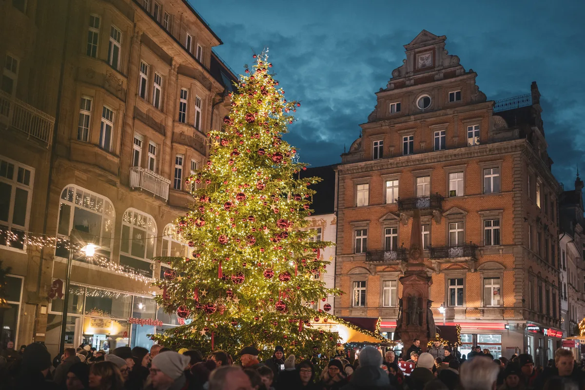 Leuchtender Weihnachtsbaum auf der Marktst&auml;tte