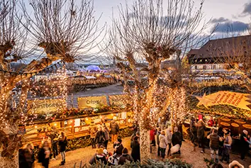 Weihnachtlich beleuchtete H&uuml;tten am Bodenseeufer